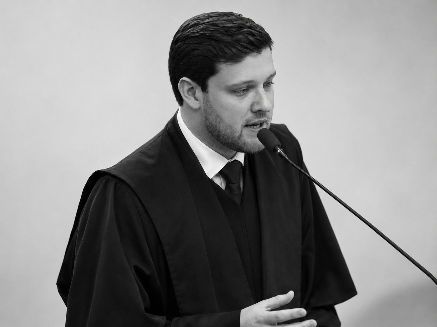 Renan Dutra Pacheco Meneghini em traje togado